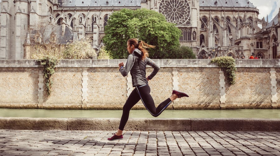 Frau joggt durch Stadt