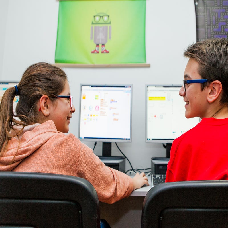 Kinder lernen am Computer das Programmieren.