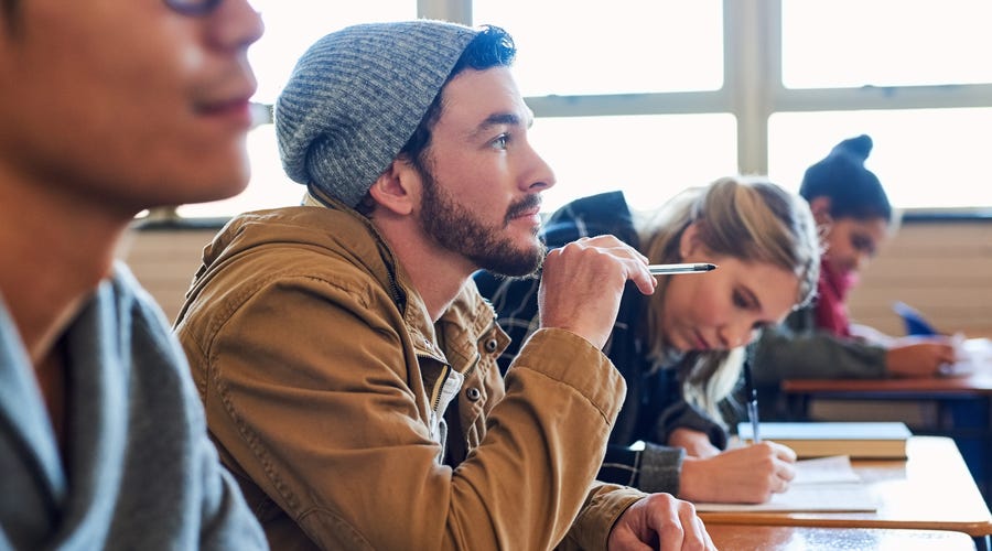 Mehrere Menschen lernen.