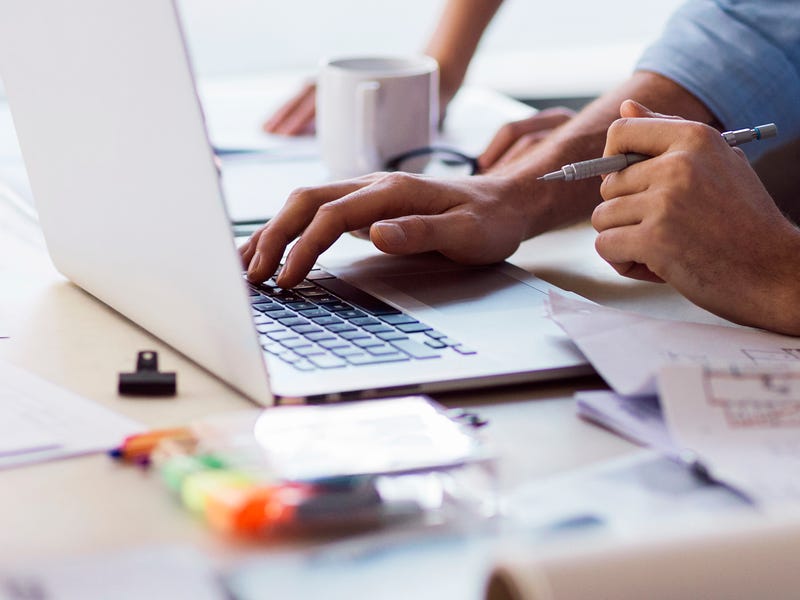 An einem Laptop wird eine E-Mail verfasst