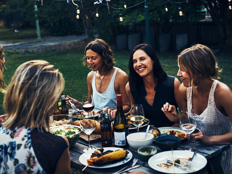 Gruppe Menschen sitzt zusammen und isst