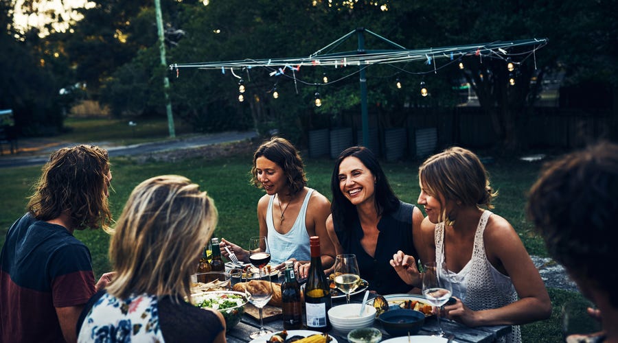 Gruppe Menschen sitzt zusammen und isst