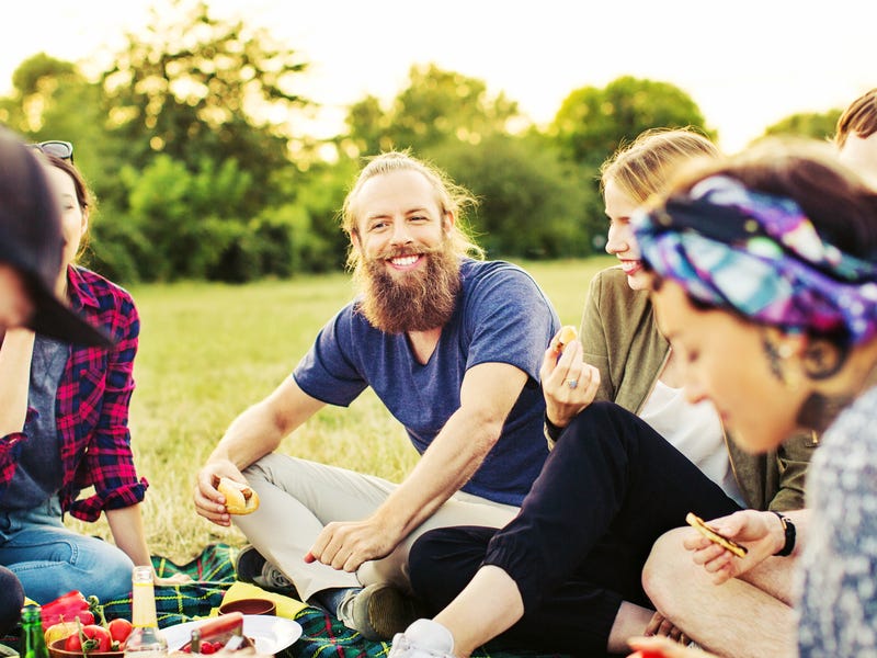 Gruppe von Menschen sitzt zusammen und isst