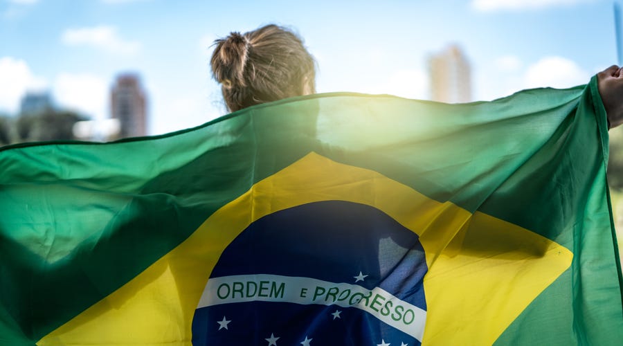 Frau hält brasilianische Flagge