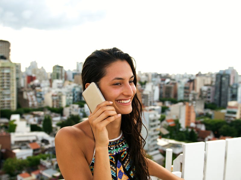 Junge Frau telefoniert mit ihrem Smartphone