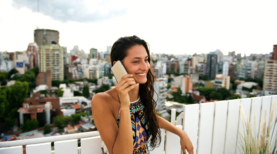 Junge Frau telefoniert mit ihrem Smartphone