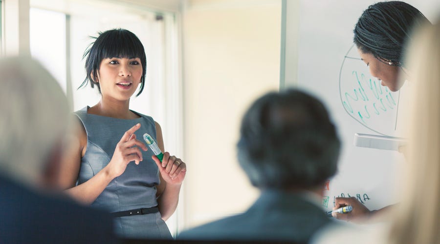 Frau hält Vortrag vor Gruppe