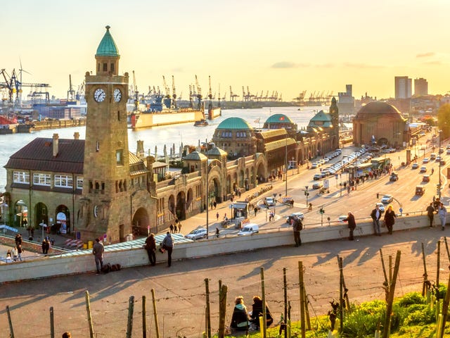 Luftaufnahme auf die Landungsbrücken in Hamburg