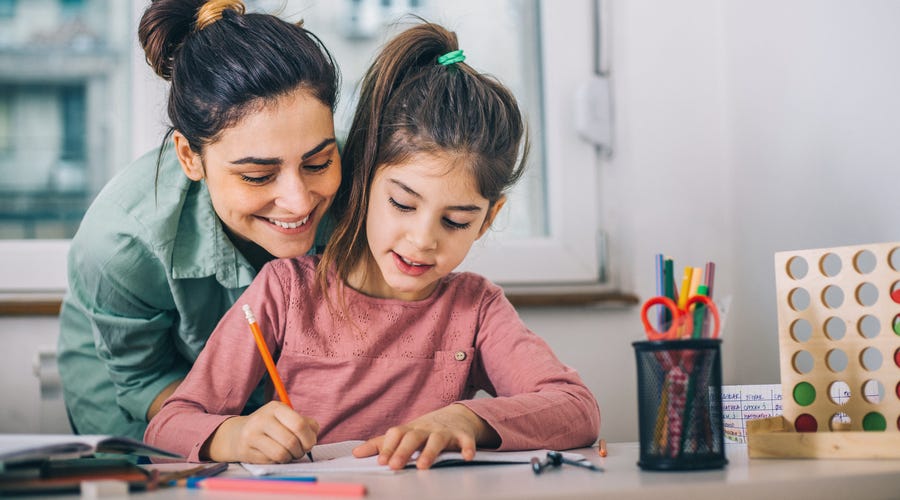 Junge Frau und Kind malen gemeinsam