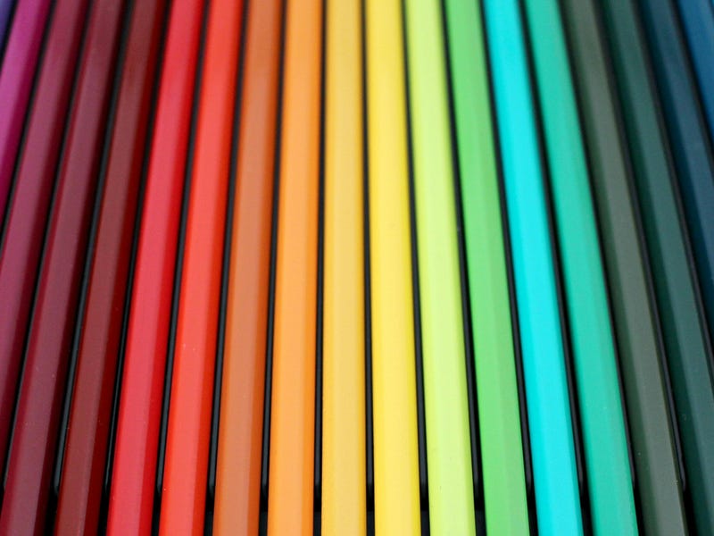 Nahaufnahme von verschiedenen Buntstiften in vielen verschiedenen Farben