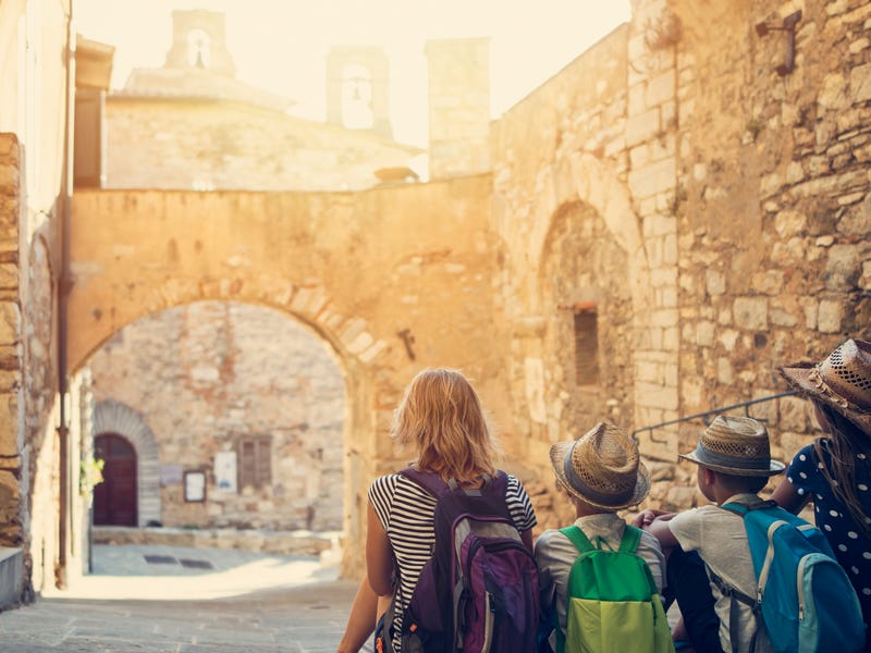 Familie sitzt zusammen in Altstadt