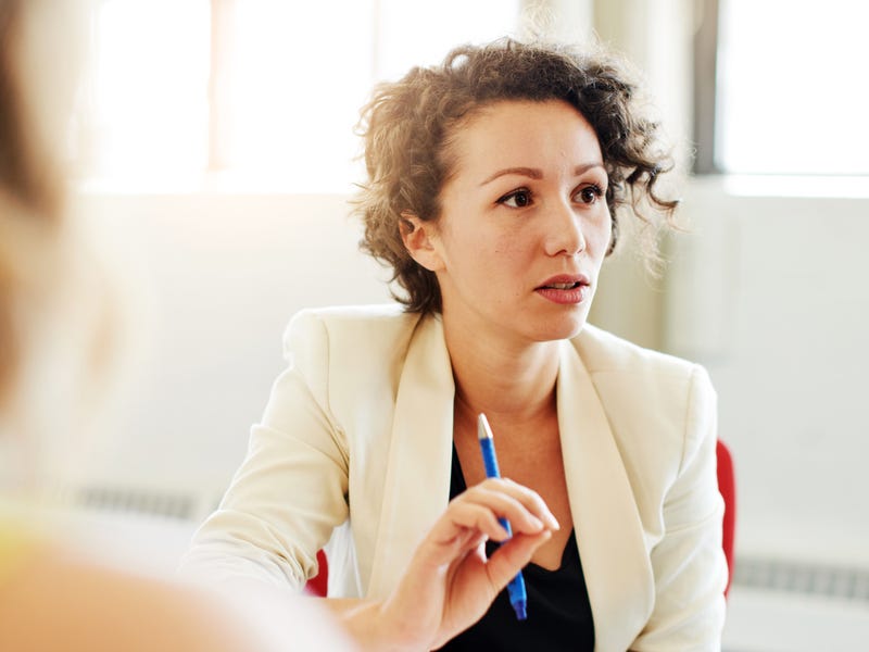 Frau spricht mit Teamkollegen