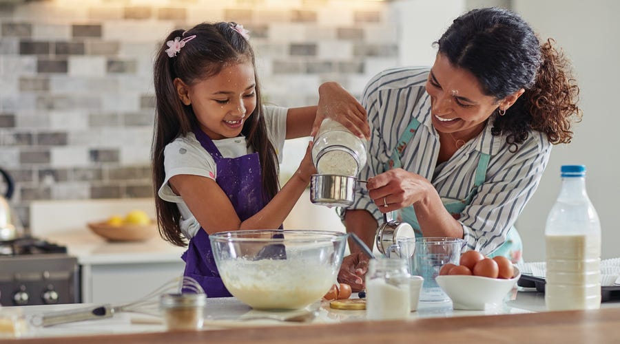 Mutter und Tochter backen gemeinsam