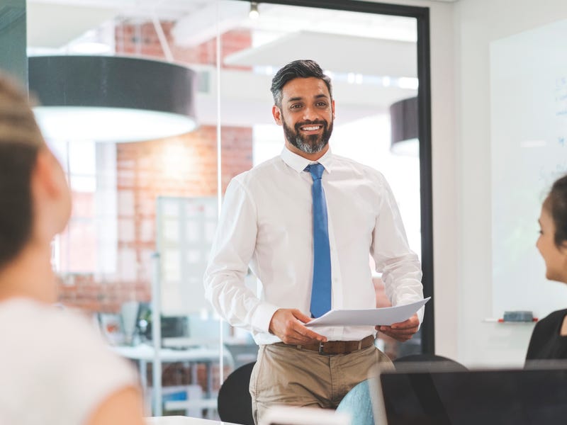 Mann führt Besprechung eines Teams.