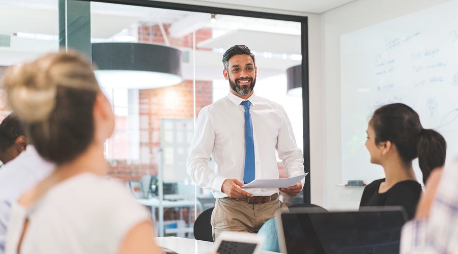 Mann führt Besprechung eines Teams.