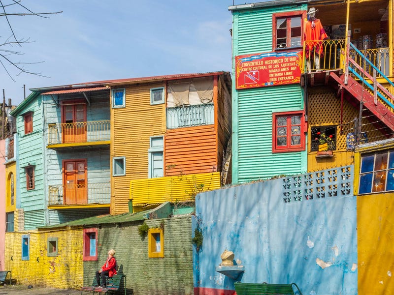 Straße mit bunten Häusern in Buenos Aires