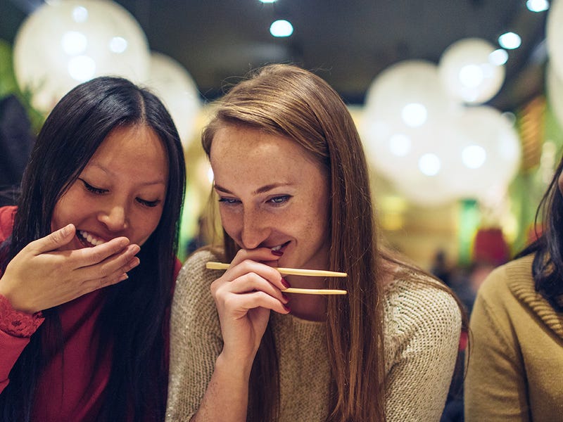 Drei Frauen essen gemeinsam japanisch.