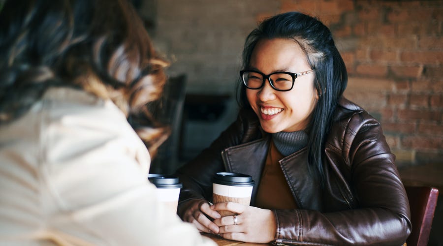Frau trinkt Kaffee mit Freundin.