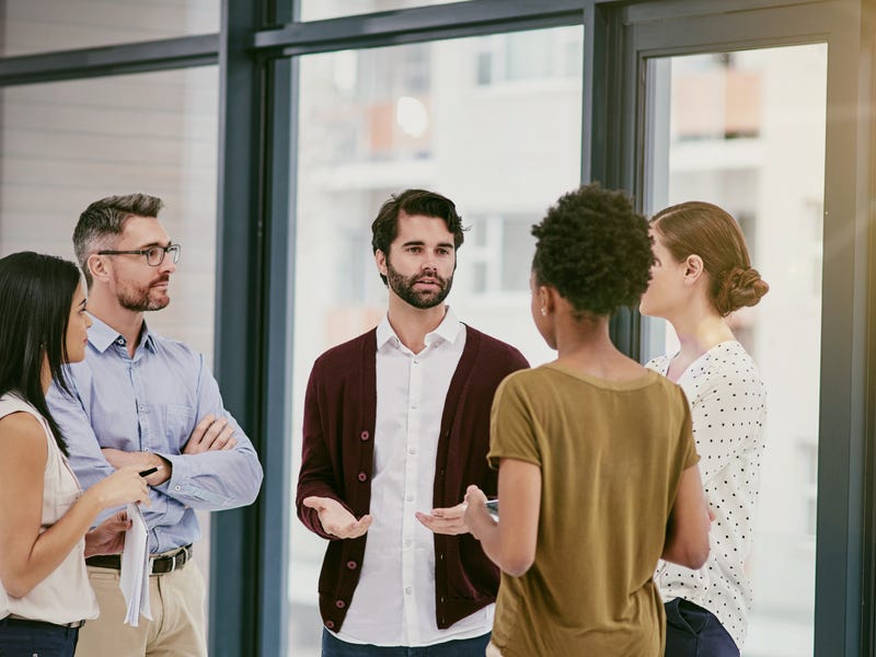 Fünf Personen unterhalten sich.