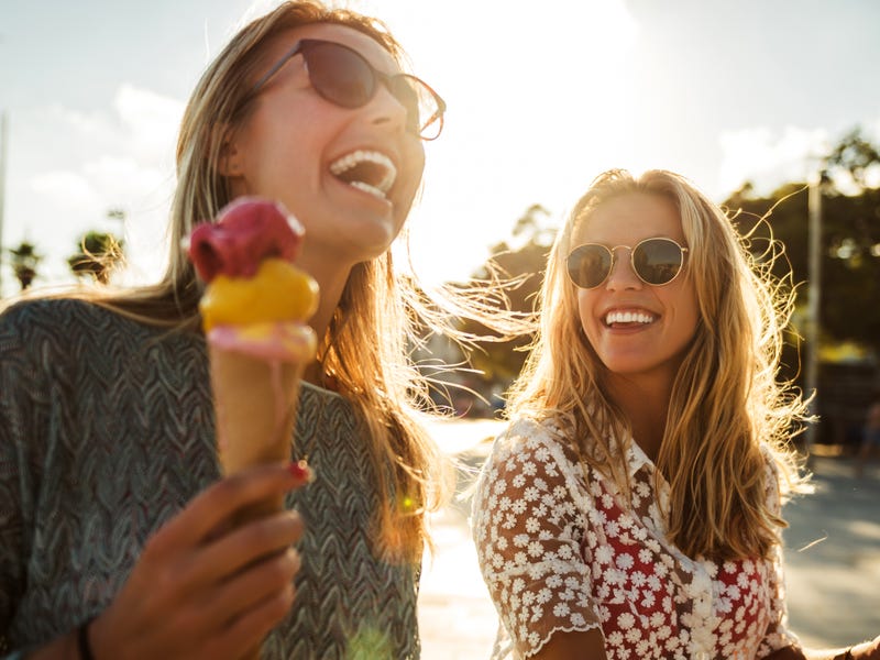 Zwei Frauen genießen ein Eis in der Sonne