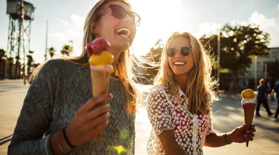 Zwei Frauen genießen ein Eis in der Sonne