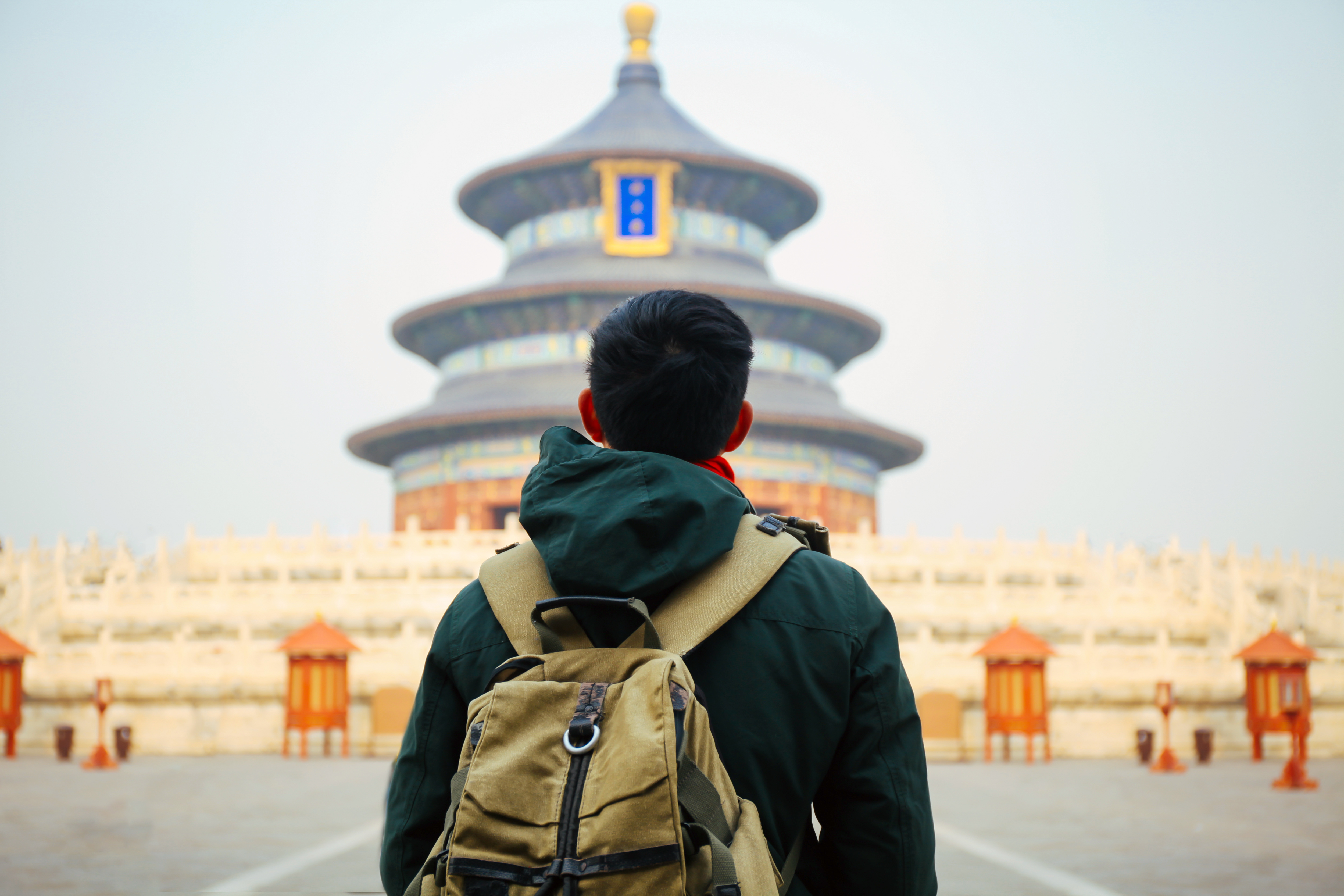 Mann steht in Peking vor dem Temple of Heaven