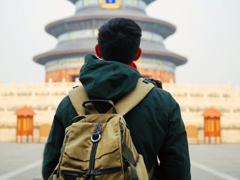 Mann steht in Peking vor dem Temple of Heaven