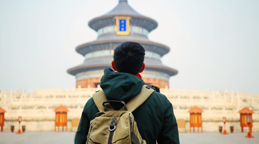 Mann steht in Peking vor dem Temple of Heaven