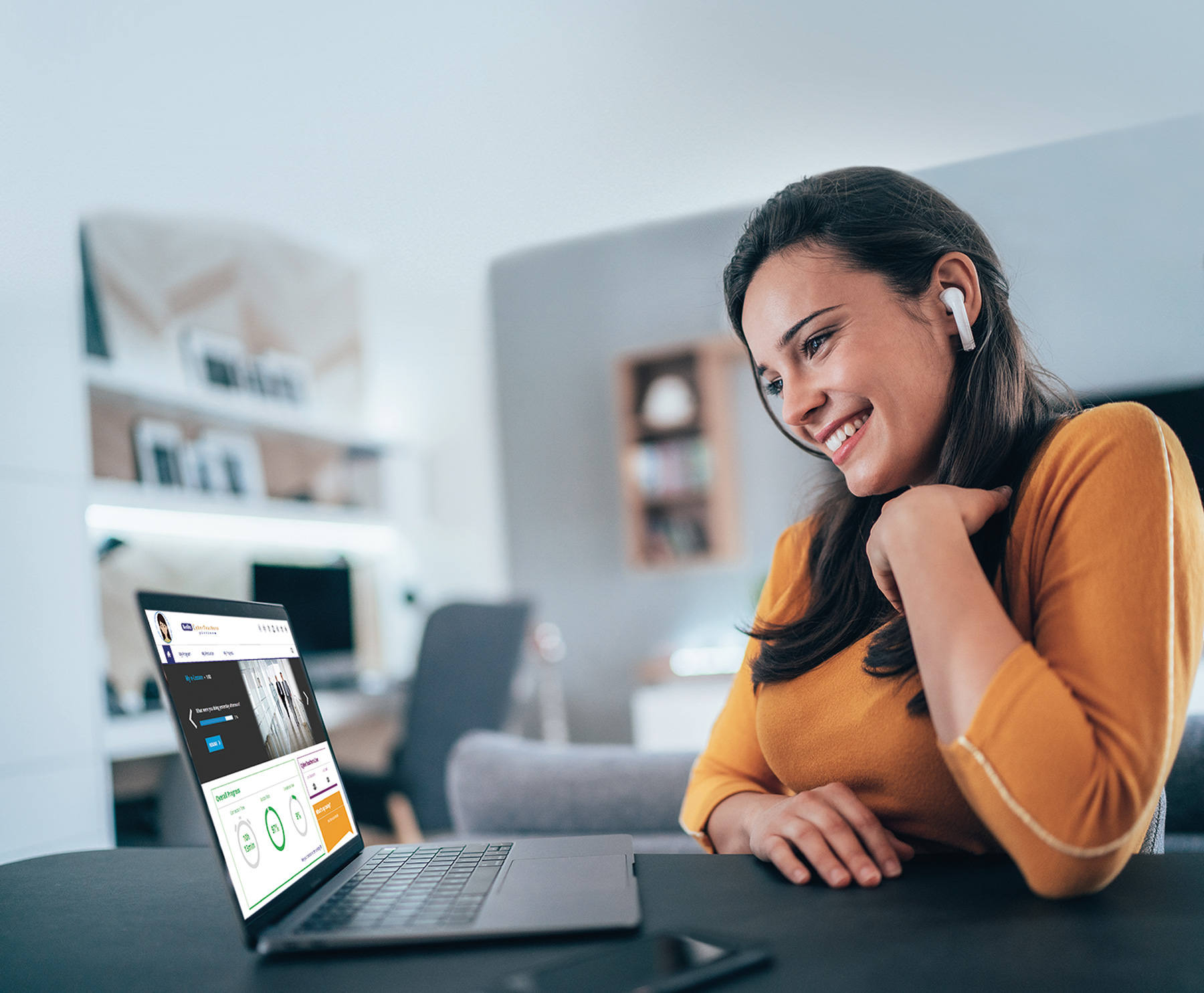 Eine Frau lernt dank einer Berlitz-Onlineplattform eine Sprache von zu Hause aus.