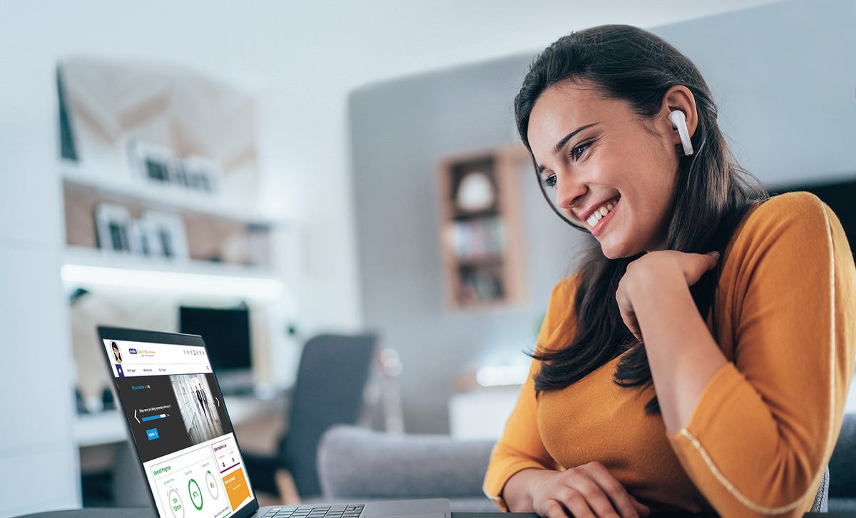 Eine Frau lernt dank einer Berlitz-Onlineplattform eine Sprache von zu Hause aus.