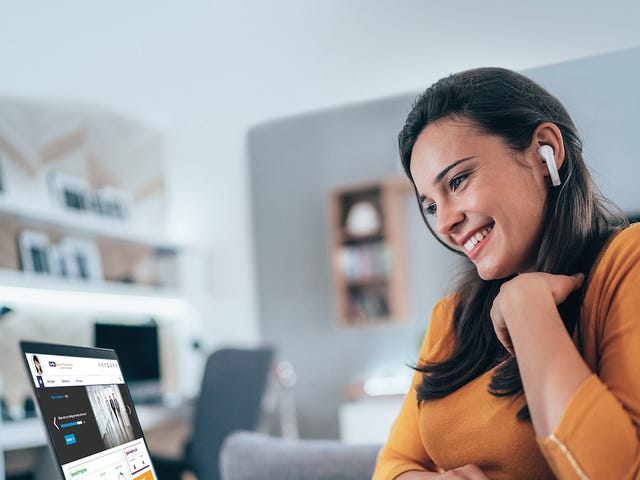 Eine Frau lernt dank einer Berlitz-Onlineplattform eine Sprache von zu Hause aus.