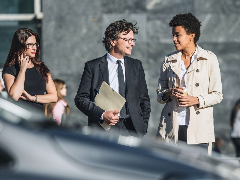 Mehrere Personen laufen gemeinsam und besprechen etwas.