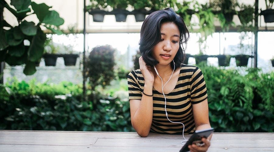 Frau lernt mit Podcasts.