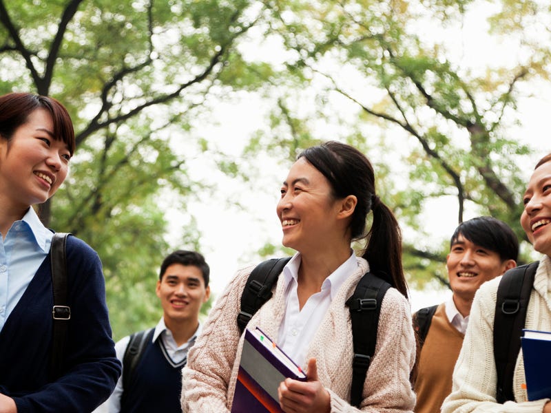 Mehrere asiatische Frauen gehen zusammen.
