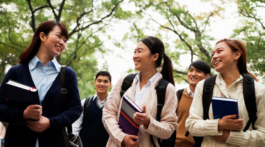 Mehrere asiatische Frauen gehen zusammen.