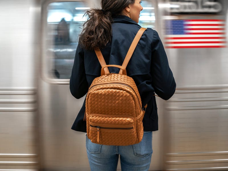 Frau steht vor U-Bahn.