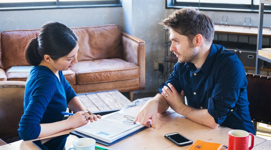 Mann erklärt einer Frau, welche Sprachzertifikate es gibt
