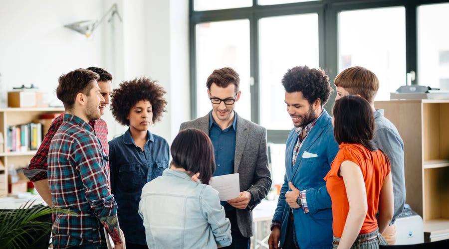 Gruppe Menschen steht zusammen und bespricht sich