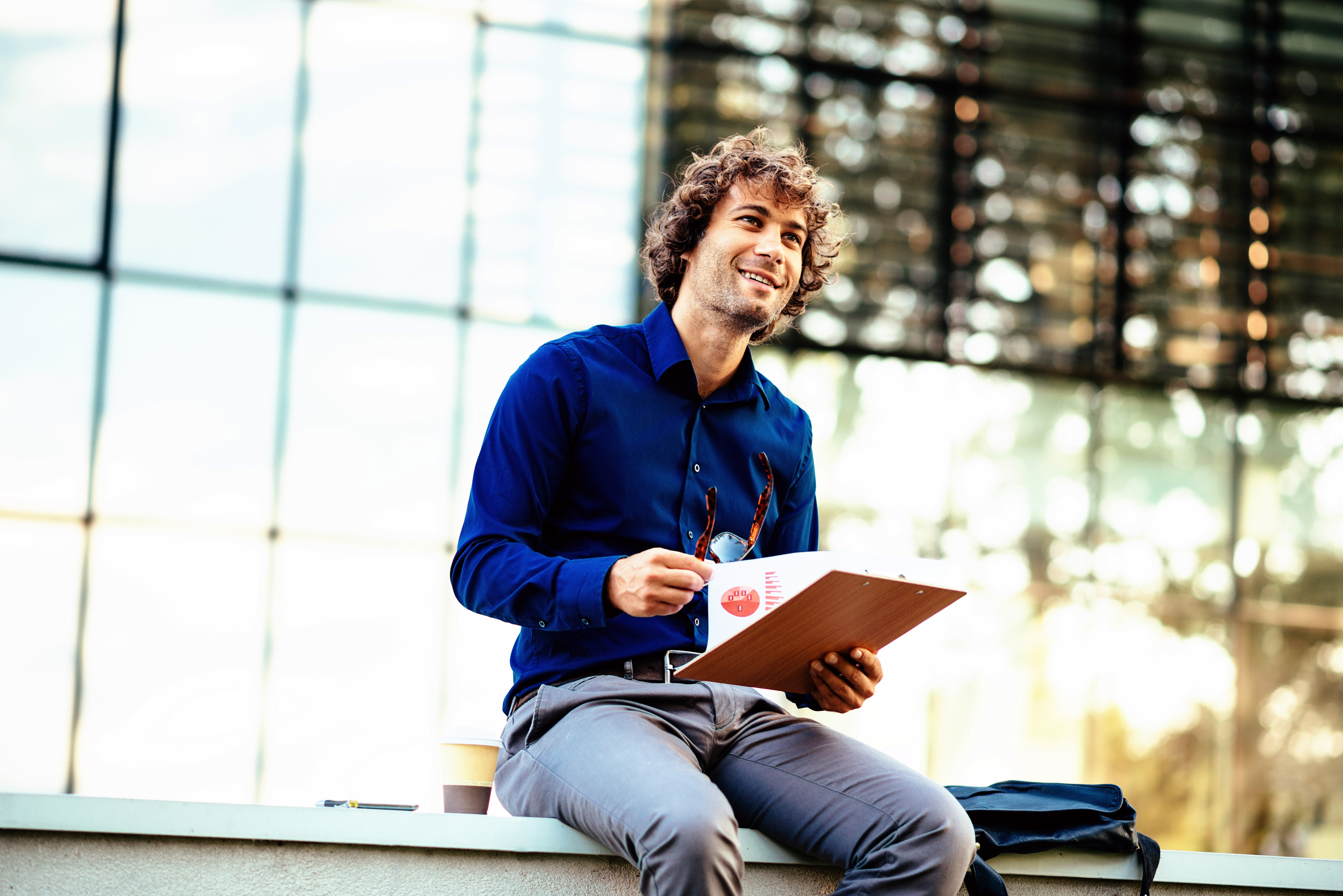 Ein Mann sitzt im Freien und arbeitet.