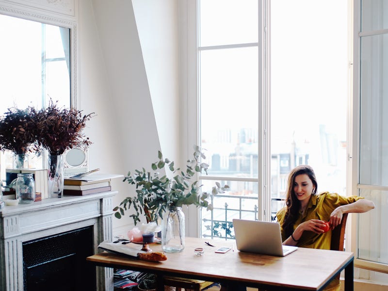 Frau sitzt am Computer.