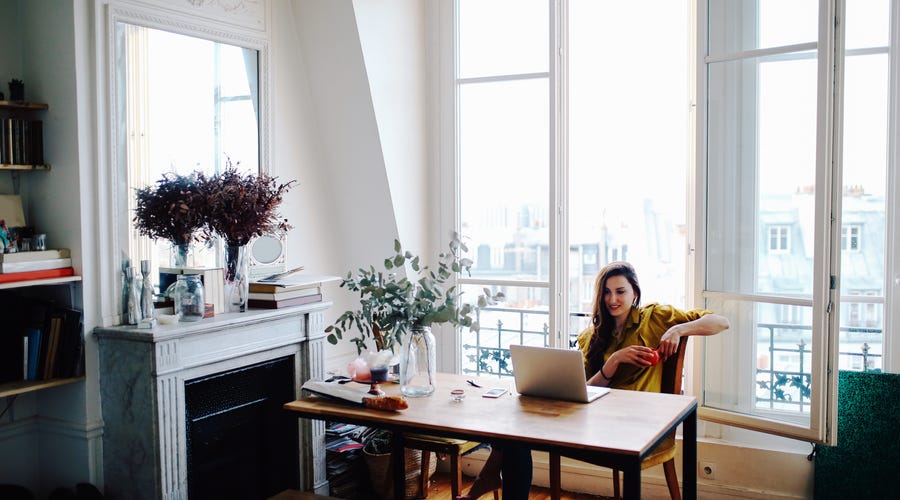 Frau sitzt am Computer.