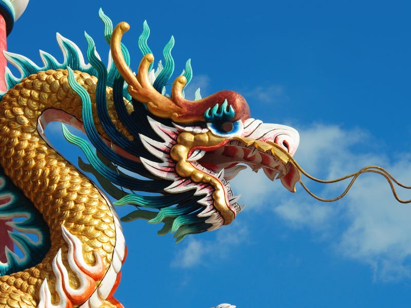 Eine Figur in Form eines chinesischen Drachens.
