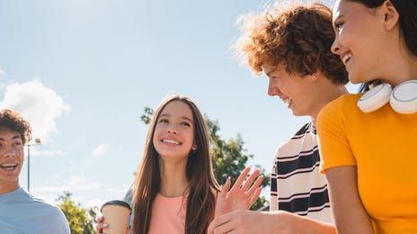 Vier Jugendliche sind gemeinsam draußen unterwegs und reden über das nächste Sprachcamp.