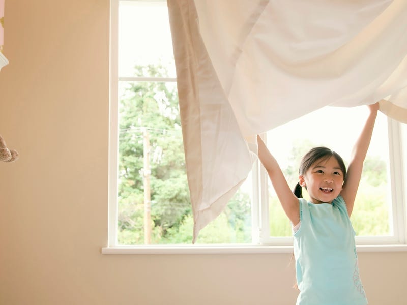 Kind bezieht Bett frisch