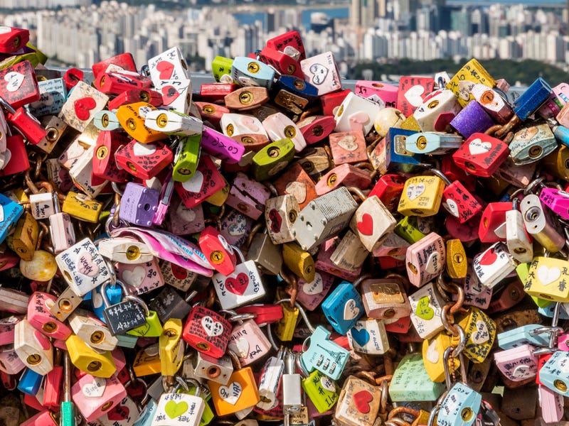 Viele Schlösser an einem Geländer angebracht.