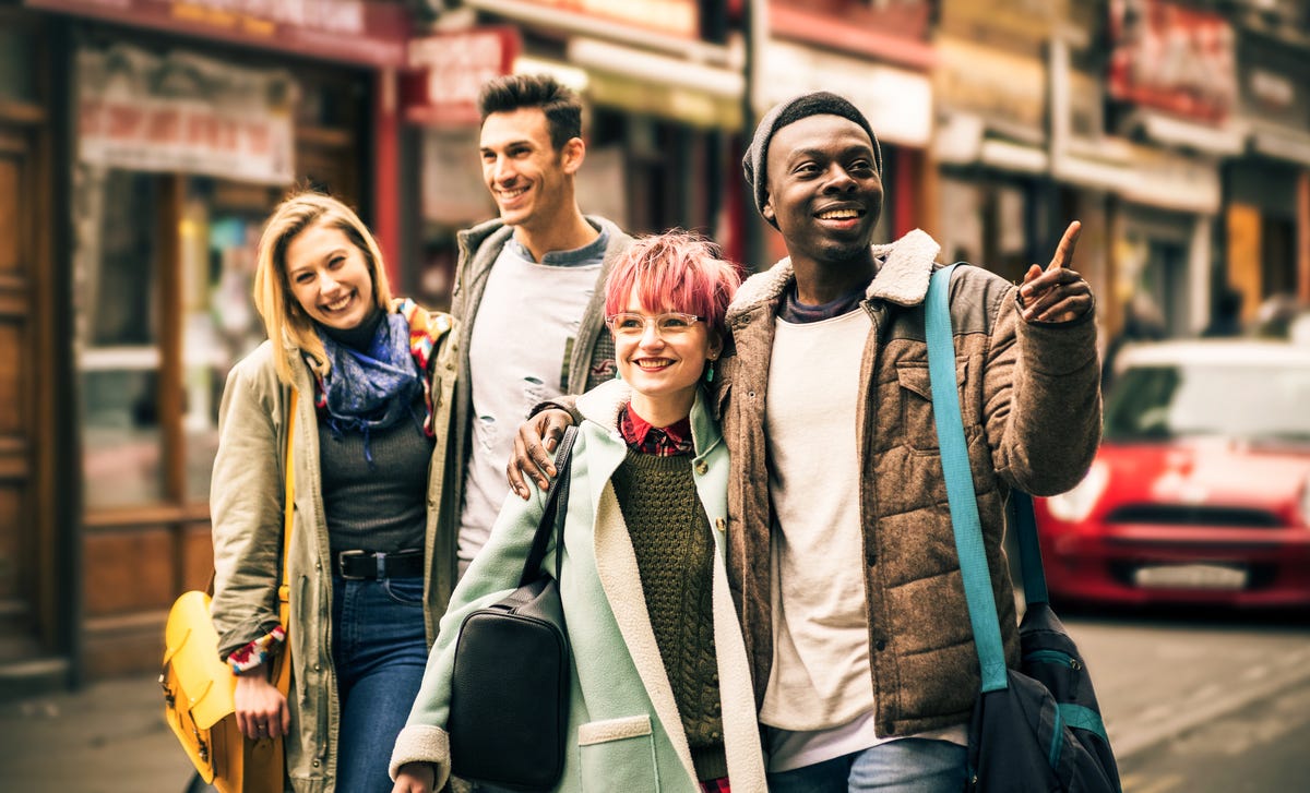 Gruppe von jungen Menschen ist gemeinsam unterwegs.