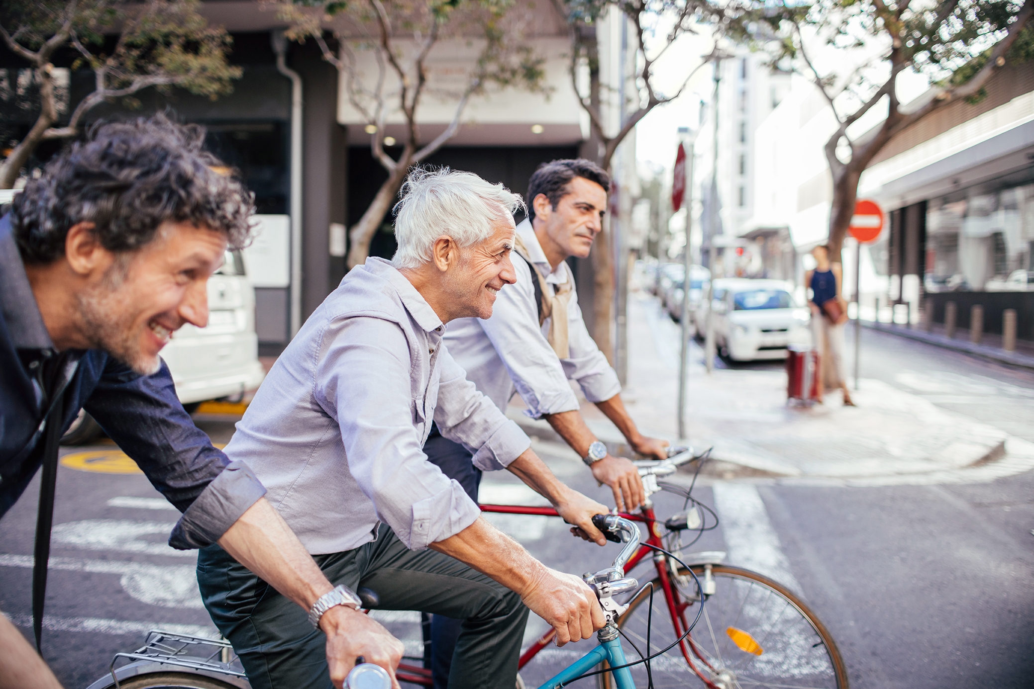 Drei Männer fahren Fahrrad.