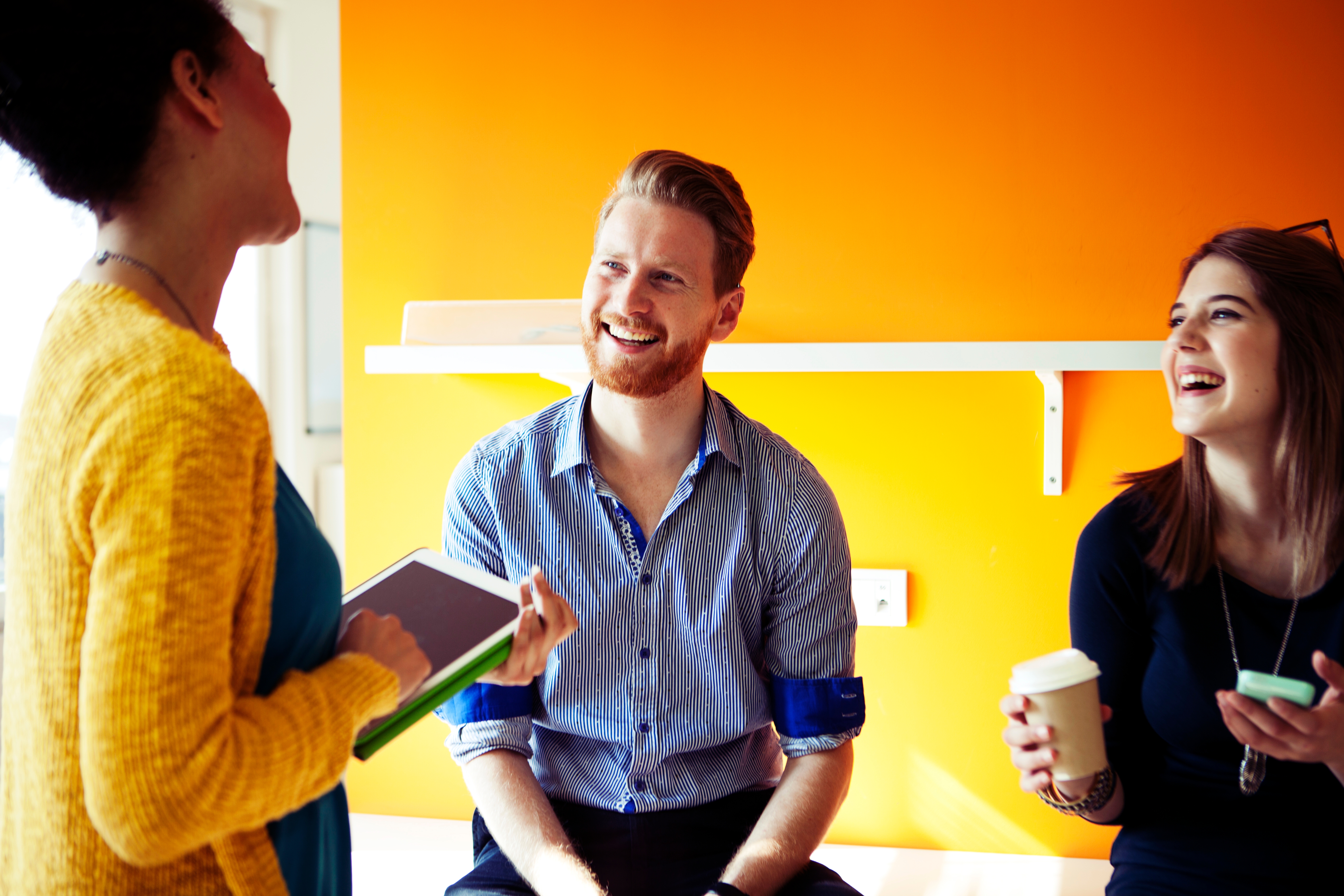 Mehrere Personen sitzen zusammen und besprechen ein Projekt.
Several people sitting together, talking about a project.