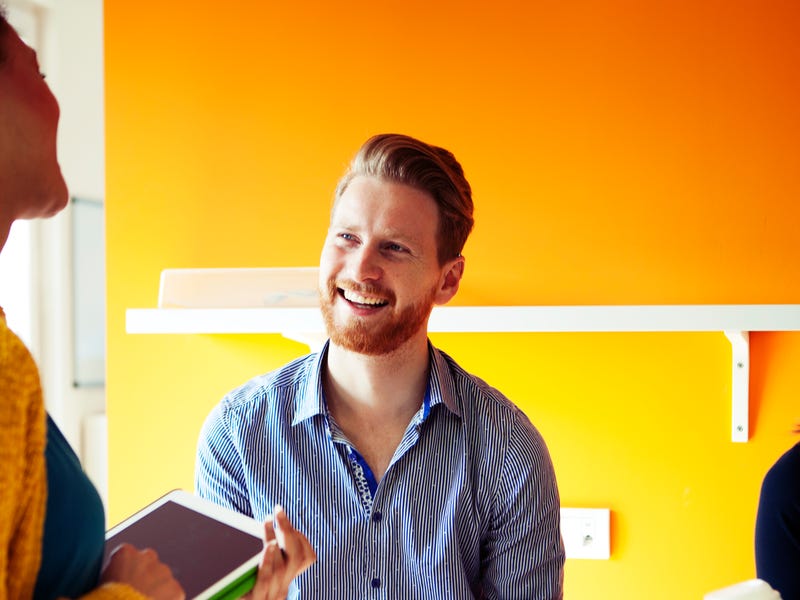 Mehrere Personen sitzen zusammen und besprechen ein Projekt.
Several people sitting together, talking about a project.