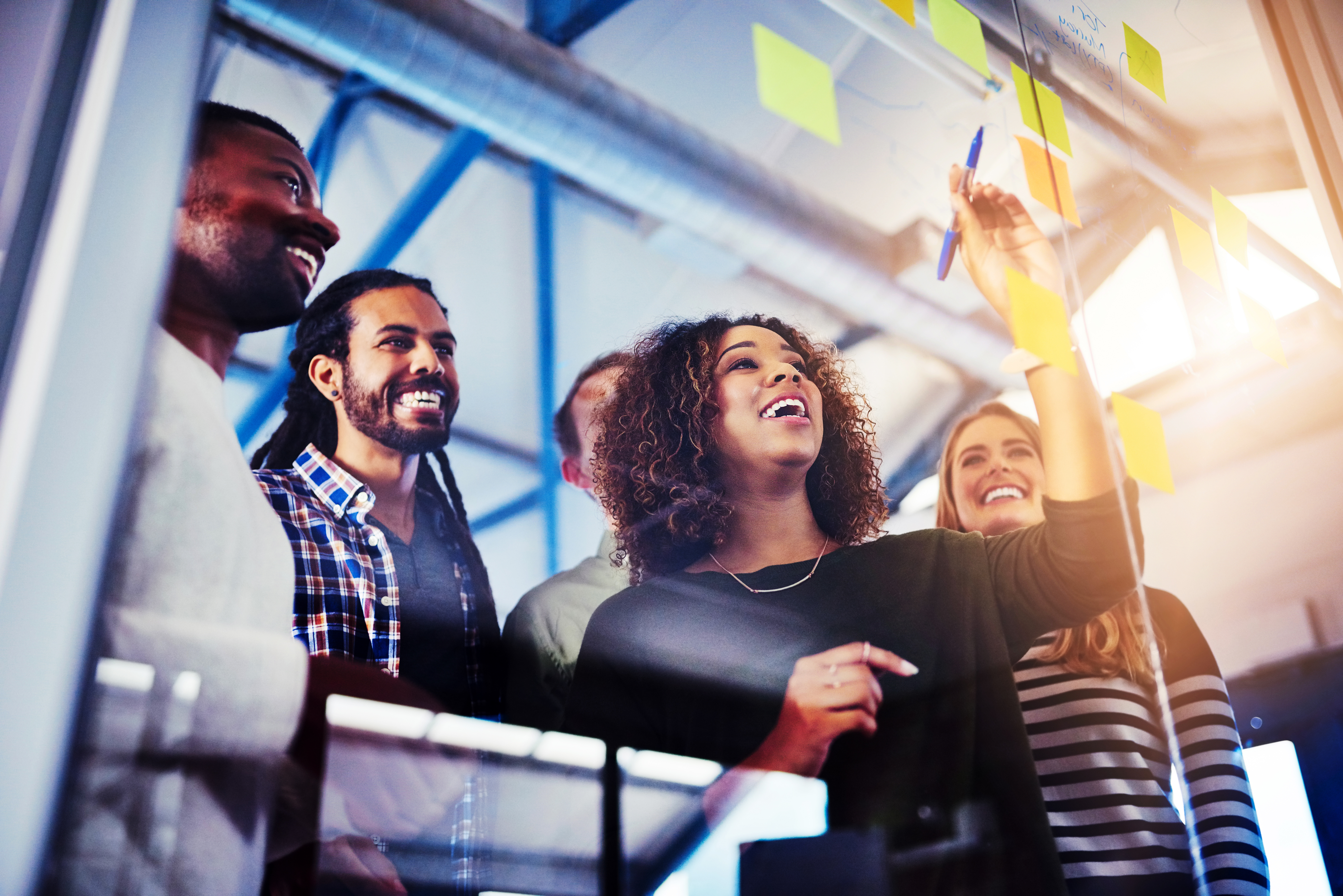 Mehrere Menschen besprechen Arbeit am Mindmap